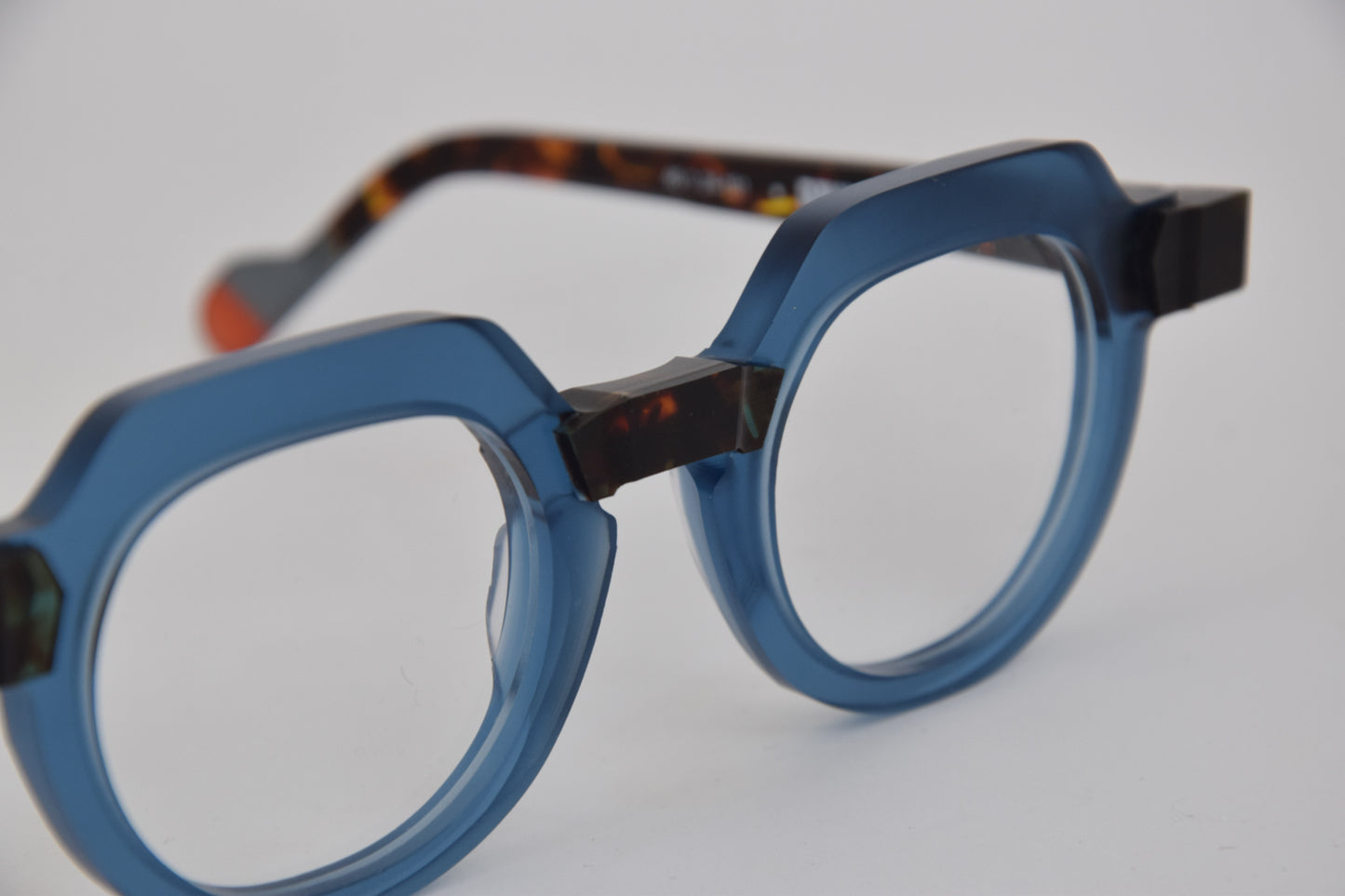 Foto frontale particolare Occhiali da Vista Anne et Valentin modello Raw 6 Blu e Tartaruga